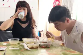 小夫妻周末点外卖，晶晶：还是自己做饭香，这钱都能买2只鸡了！视频封面