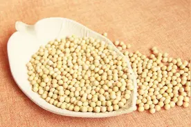 黄豆去皮有窍门，奶奶教我一招，方法简单实用，看完你会感谢我！