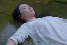师弟们在河边洗衣服，意外发现神秘白衣女子，深受重伤昏迷不醒视频封面