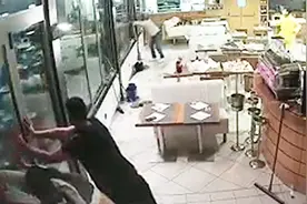 监拍：员工“肉墙”挡海浪失败冲入餐厅视频封面