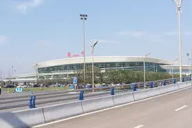 今天在四川泸州云龙机场看飞机起飞降落，看看这个机场大不大？视频封面