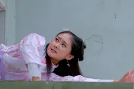 哥哥们都不和她玩，苏染染发现一个狗洞，想钻出去却被卡住了！视频封面