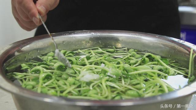 一斤青豆苗，半个红椒，厨师长分享一个家常简单的做法，值得收藏