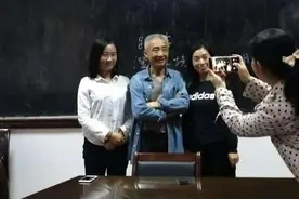 教授因魔性解读古诗走红 网友：课堂上一股泥石流图片