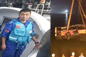 重庆大巴坠江 救援队员父亲也在车上：儿子白天救援 晚上偷偷流泪视频封面
