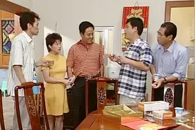 小妈带她的男朋友回家，阿宗阿光要叫他伯爷，全家人不乐意了视频封面
