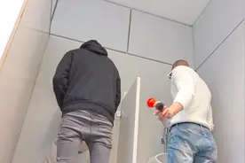 趁人上厕所时在背后猛按一下空气喇叭！这恶搞真是太缺德了视频封面