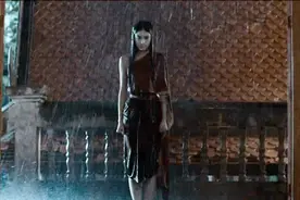 小伙退伍回来见妻子，可是村民却说妻子是鬼，回家后小伙相信了视频封面