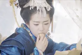 心里苦的落儿吃着桃花酥想念着师父，但其实师父就在她的面前