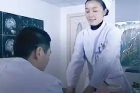 男医生和护士在一起了，却要偷偷摸摸谈恋爱，没必要吧视频封面