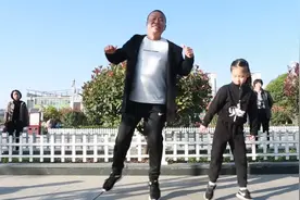 小女孩与大叔广场上表演鬼步舞，舞步活力十足朝气蓬勃，太好看啦视频封面