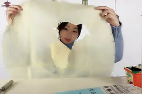 妹子试吃山东特产“大煎饼”，山东煎饼卷大葱，简直是绝配啊！视频封面
