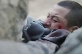 男子胳膊被石头压得动弹不料，为了活命居然自己把胳膊给砍断啦