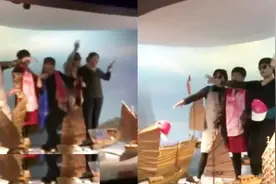 5位大妈4A景区展台上摆姿势拍照，网络怒斥：太不文明了视频封面