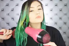 胖妹子嫌发型过于单调，染成黄绿色后，看着漂亮又吸睛！