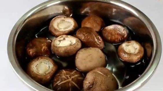 香菇被称为“百菇之王”，干香菇和鲜香菇应该吃哪个？别吃错了