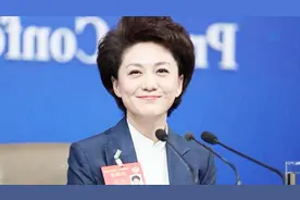 46岁主播海霞近照，丈夫是清华大学教授，女儿颜值一言难尽视频封面