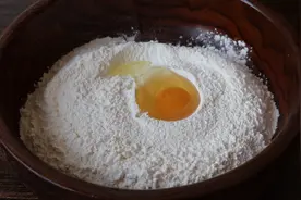 1斤面3克盐，加1个鸡蛋，自制拉面1米不断，面条筋道，做法还简单