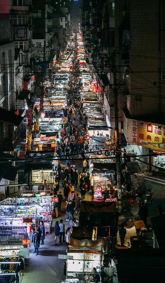 一定要去逛一次武汉最大的夜市,保成路夜市.