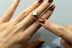 手上的戒指不能乱戴，每个手指都有不同含义，很多女人都戴错了！