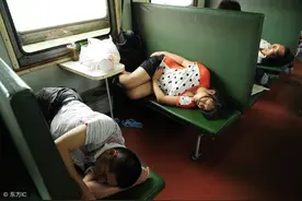 别拿“列车上脱鞋”不当回事儿图片