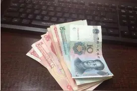 公司财务发工资，多给了10万块，老板的话令员工暖心图片