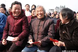 农村六十岁以上的老人有养老金，为什么还要种地图片