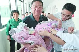 还记得10年前一位60岁老人，拼命生下双胞胎女儿，如今生活怎样？图片