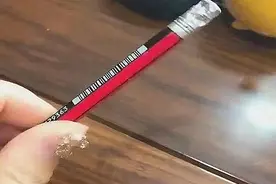 小学生的铅笔被用成古董，宝妈见后：哈哈哈，是不是把钱买皮肤了图片