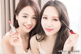 教你正确女人涂口红的方法，气色迷人不沾杯图片