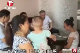 女子怀上网友孩子，生下后才知道不是老公的，父亲暴怒：真想抽你图片