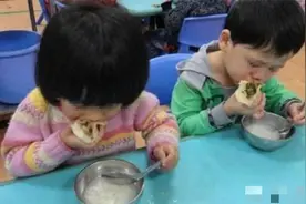 学校午餐单上写着鸡蛋面，但孩子说没有鸡蛋，老师的解释引发众怒图片