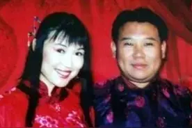 嫌郭德纲穷而离婚，抛弃4岁郭麒麟远走日本，如今胡中惠后悔吗？图片