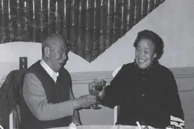少将贺健：从小被当作“熊孩子”，20年后衣锦还乡遭母亲痛打图片