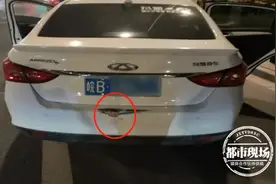 后备箱露出一只手，疑似还在求救，后车赶紧报警：有人被绑架了图片