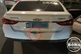 后备箱露出一只手，疑似还在求救，后车赶紧报警：有人被绑架了图片