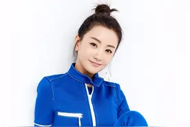杨蓉 宝蓝色运动套装，高扎俏皮丸子头，眼神清澈灵动。图片