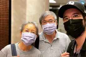 王力宏罕晒与父母合照，口罩遮不住络腮胡，父母头发花白精神足图片