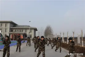 备战姿态：给青春理个干练短发图片