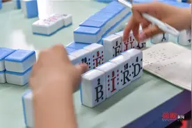 学生上课玩扑克、下围棋、耍魔方、打麻将，咋回事？快来看图片