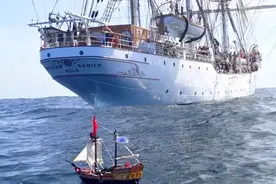 苏格兰两位小男孩打破了一项吉尼斯世界纪录，航行最远的玩具船图片