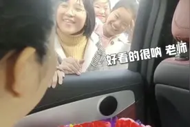 泪目了！乡村教师结婚学生围住婚车送祝福图片