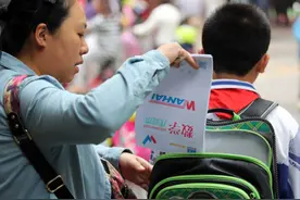 “5+2”课后服务实行后，“接送问题”得以解决，新问题却又出现图片