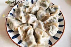 春天，这菜包饺子真好吃，韭菜芹菜靠边站，鲜美多汁比肉馅都香图片