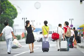 家长想不通：小学初中都是义务教育，为何孩子在校还要交钱？图片