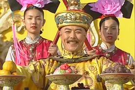 还珠格格：还记得紫薇、小燕子祝寿时穿的衣服吗？差距一目了然图片