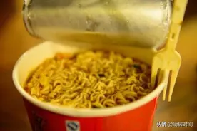 都是1块面饼3包料，为啥桶装比袋装贵那么多？原因让人无法反驳图片