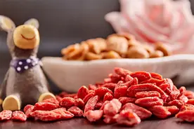 每天坚持喝二两枸杞泡酒，身体得到了什么？不妨进来瞅瞅图片