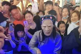 郑州“孟婆汤”走红之后，牛头马面粉墨登场，荒诞图片