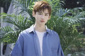 练出“八块腹肌”后，白敬亭终于穿出了自己独有的风格标签图片